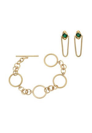 Złota bransoletka z teksturowanymi okrągłymi ogniwami oraz pasujące złote kolczyki z zielonymi kamieniami, połączone złotymi łańcuszkami.