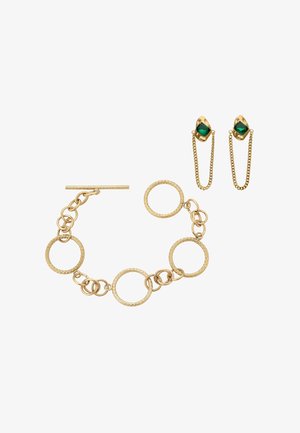 Złota bransoletka z teksturowanymi okrągłymi ogniwami oraz pasujące złote kolczyki z zielonymi kamieniami, połączone złotymi łańcuszkami.
