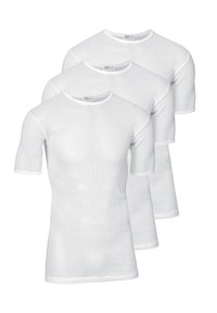 Hvide kortærmede T-shirts har en ribbet tekstur og rund halsudskæring, med kontrasterende hvid kant langs kanterne. Tre stykker er udstillet.