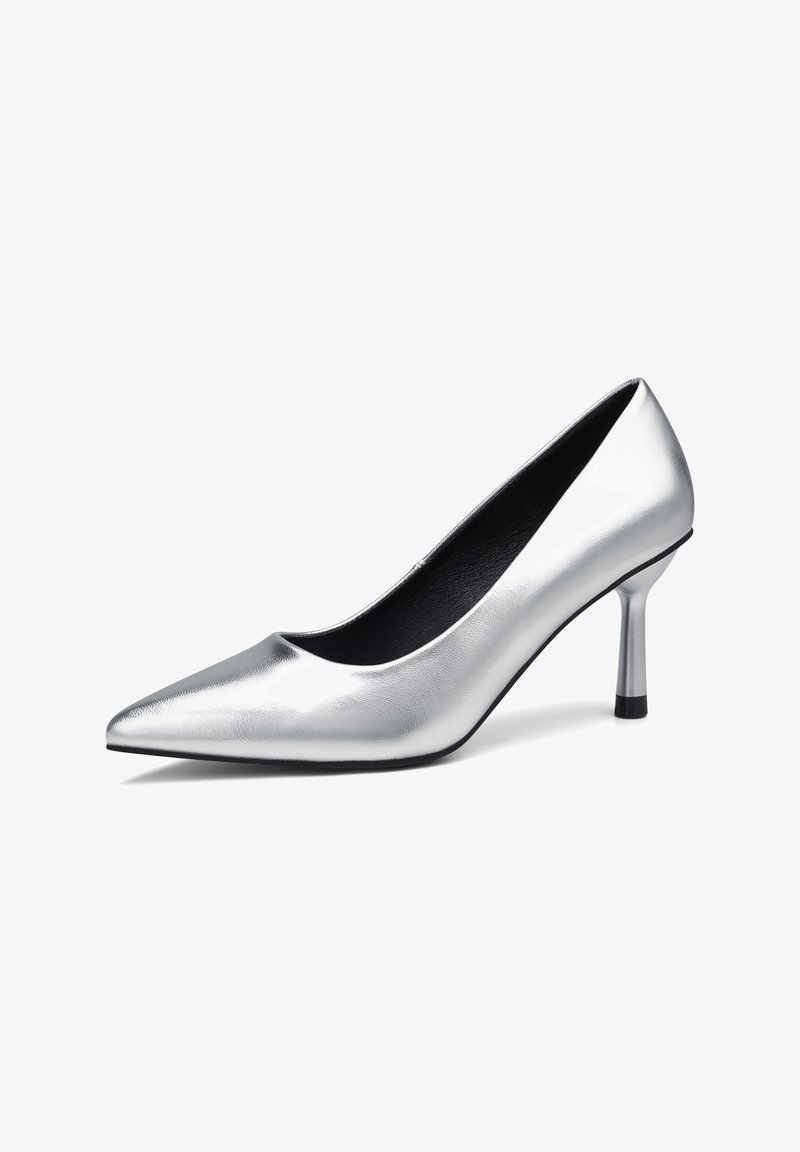 Escarpin argenté à talon haut avec un bout pointu et une texture métallique lisse et élégante. Présente un talon fin avec un accent noir à la base.