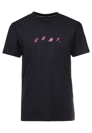 T-shirt noir à manches courtes avec les lettres majuscules roses "GRMY" centrées sur la poitrine.