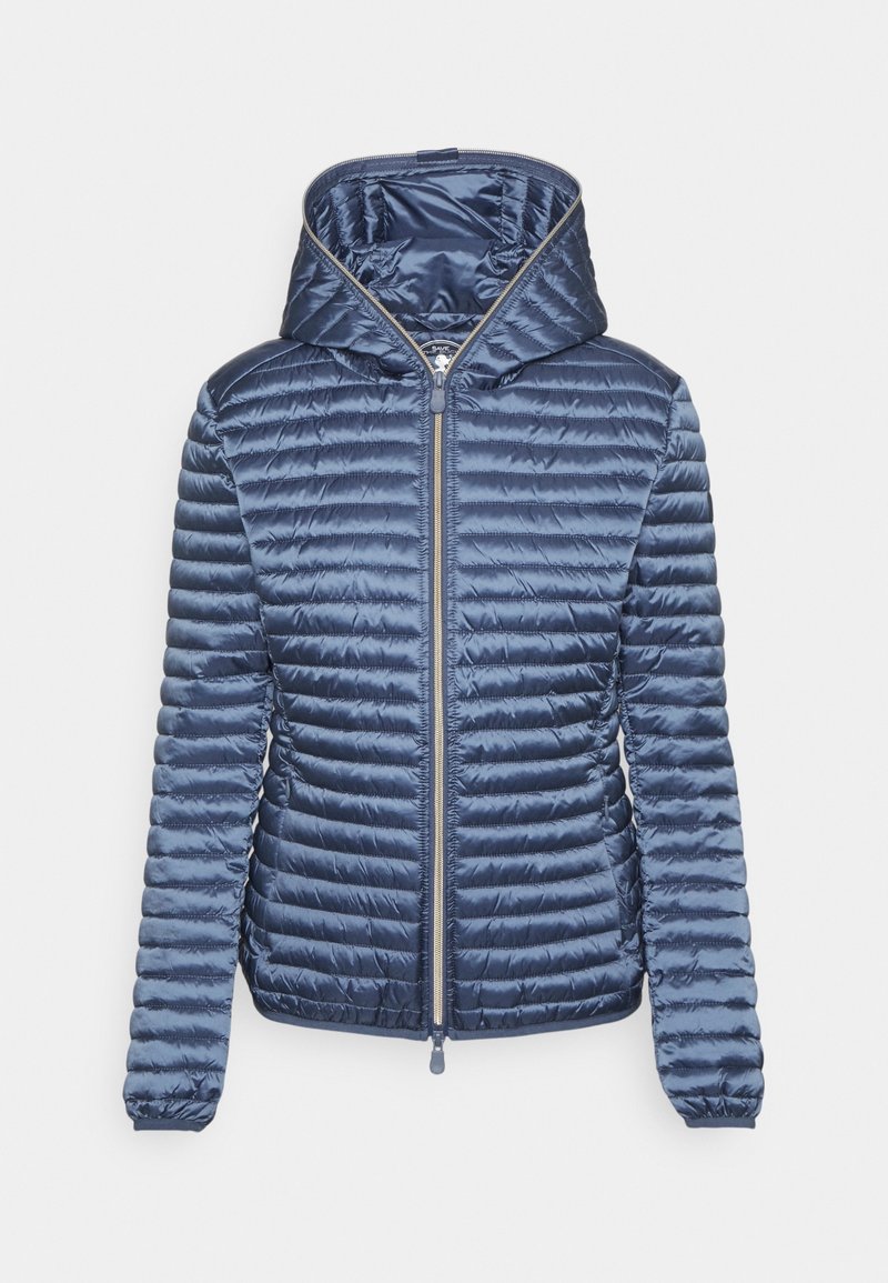 Doudoune légère bleu marine avec matelassage horizontal, fermeture éclair intégrale à l'avant, capuche et manches longues présentée sur fond blanc.
