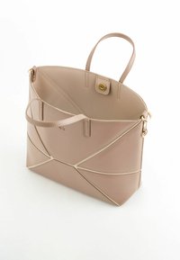 Tasche aus tanfarbenem Leder mit geometrischer Naht, ausgestattet mit zwei Griffen und goldenen Beschlägen, die eine glatte Textur und ein offenes Top-Design präsentiert.