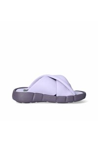 Infradito viola con un design a strap incrociato, realizzate in materiale morbido, dotate di una base testurizzata e sagomata per comfort e stabilità.
