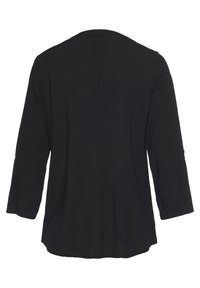 Zwarte blouse met driekwartmouwen, een ronde halslijn en een gladde textuur. Kenmerkt zich door een subtiele plooidetail aan de achterkant.