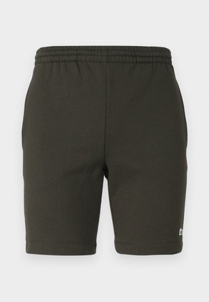 Temno zeleni kratki hlače z elastičnim pasom, narejene iz mehkega blaga. Imajo ravno kroj, obrobljene noge in majhno oznako na spodnjem desnem delu.