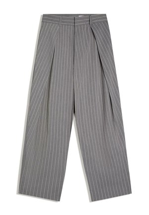 Sivé široké nohavice s bielymi tenkými pruhmi a prednými záhybmi, s vysokým pásom a pútkami na opasok.