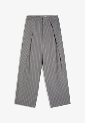 Sivé široké nohavice s bielymi tenkými pruhmi a prednými záhybmi, s vysokým pásom a pútkami na opasok.