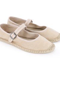Bailarinas de ante beige con punta redonda, correa elástica y hebilla ajustable; suela de yute trenzado con un borde acabado. Textura suave.