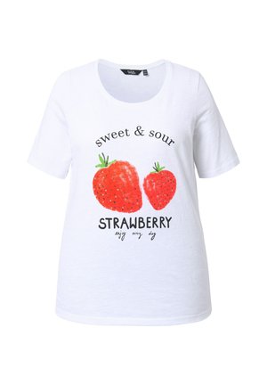 Valkoinen lyhythihainen paita, jossa edessä kaksi punaista mansikkaa ja teksti "sweet & sour STRAWBERRY enjoy every day".