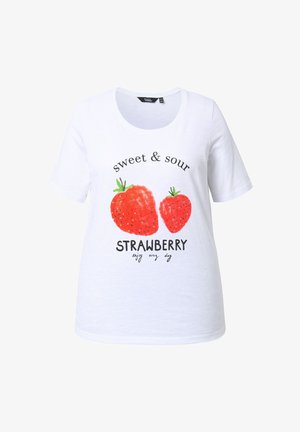 Valkoinen lyhythihainen paita, jossa edessä kaksi punaista mansikkaa ja teksti "sweet & sour STRAWBERRY enjoy every day".