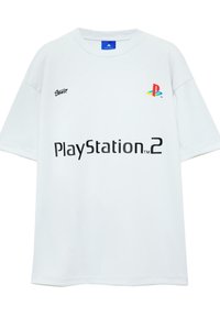 Bijela pamučna majica s okruglim izrezom, kratkim rukavima, crnim natpisom "PlayStation 2" i šarenim PlayStation logotipom na prsima.