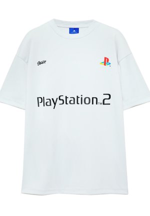 Biała bawełniana koszulka z okrągłym dekoltem, krótkimi rękawami, czarnym napisem "PlayStation 2" oraz kolorowym logo PlayStation na klatce piersiowej.