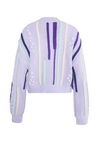 Lila skrátený sveter s vertikálnymi pruhmi v purpurovej, mätovej a smotanovej farbe, s otvorenými tkaninami a rebrovanými manžetami.