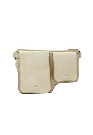 Sac banane en daim beige avec deux poches avant à rabat sécurisées par des boutons-pression métalliques et une sangle réglable.