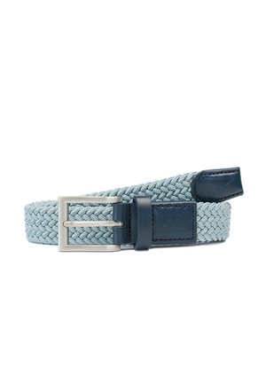 Ceinture tissée de couleur bleu clair avec un accent en cuir bleu foncé et une boucle en métal argenté. Présente une texture tressée avec une finition lisse sur le cuir.