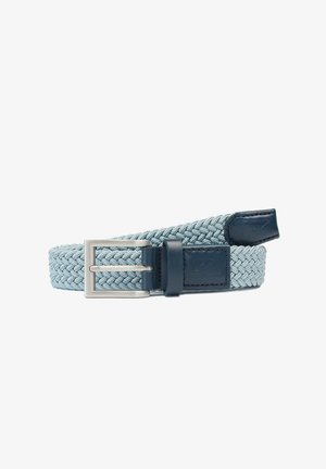 Ceinture tissée de couleur bleu clair avec un accent en cuir bleu foncé et une boucle en métal argenté. Présente une texture tressée avec une finition lisse sur le cuir.