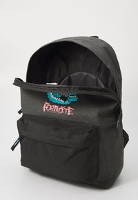 Schwarzer Rucksack mit strukturierter Oberfläche, vorderer Reißverschluss-Tasche und einem blauen grafischen Design, das das Wort "FORTNITE" in Pink zeigt.
