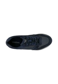 Granatowe sneakersy z połączenia materiałów siateczkowych i zamszowych, z fakturowanym wierzchem, sznurowanym zapięciem i białą krawędzią podeszwy.