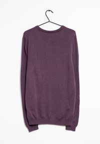 Lila rundhalsad tröja hängande på en svart krok, med ribbade ärmslut och nederkant, har en slät stickad struktur utan synliga mönster.