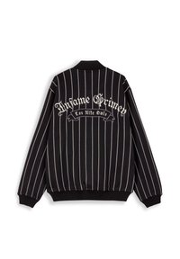 Chaqueta bomber negra con rayas verticales blancas, cuello y puños de canalé. La parte trasera muestra el texto "Infame Grimey Los Nite Owls" en un tamaño grande.