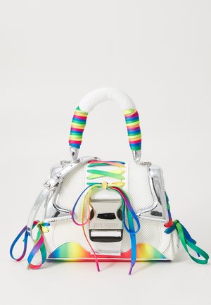 Bolso de mano de cuero sintético blanco con acentos metálicos plateados. Presenta un asa a rayas coloridas y cordones de arcoíris con un logo en la parte frontal.