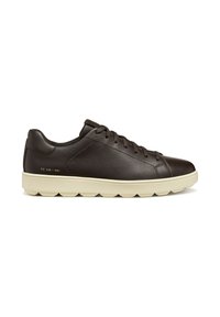 Zapatilla de cuero marrón con una textura suave, puntera redonda, diseño con cordones y una suela de goma color crema claro con un patrón segmentado distintivo.