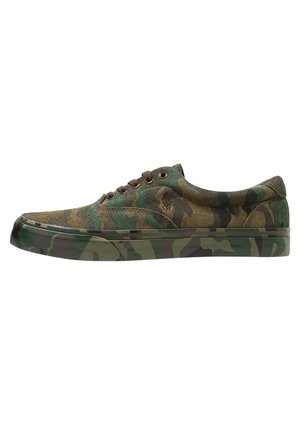 Baskets basses avec motif camouflage marron et vert, lacets bruns et semelle en caoutchouc camouflage.