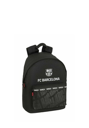 Czarny plecak z logo i napisem FC Barcelona, przednia kieszeń na zamek błyskawiczny z powtarzającym się wzorem "Barça", widoczne wyściełane paski na ramiona.