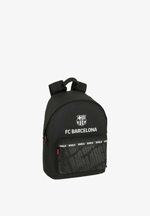 Czarny plecak z logo i napisem FC Barcelona, przednia kieszeń na zamek błyskawiczny z powtarzającym się wzorem "Barça", widoczne wyściełane paski na ramiona.