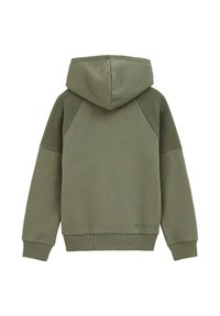 Olíva zöld kapucnis pulóver bordázott textúrával az ujjakon és az oldalakon, sima testtel és logó részlettel az alján.