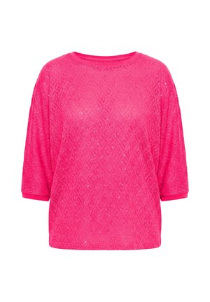 Jasnoróżowy dzianinowy sweter z diamentowym wzorem, luźny krój i rękawy o długości do łokcia.