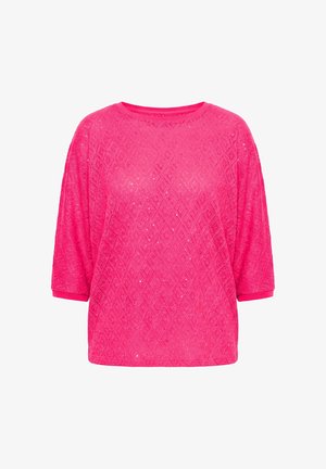 Jasnoróżowy dzianinowy sweter z diamentowym wzorem, luźny krój i rękawy o długości do łokcia.