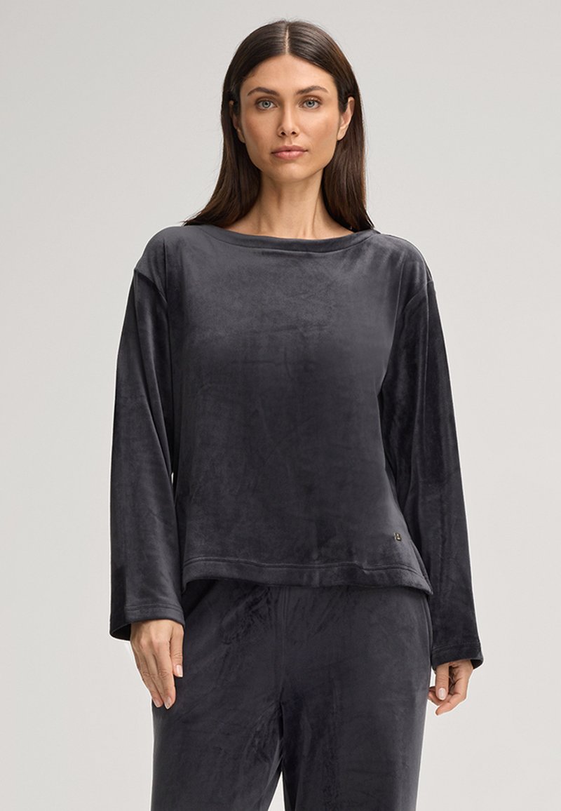 Grijze langesleeve top van zacht, glad materiaal met een ontspannen pasvorm en brede halslijn. Kenmerkt een minimalistisch ontwerp en subtiele merkaanduiding.