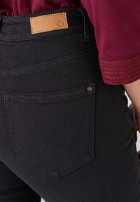 Damart TAILLE HAUTE PERFECT - Vaqueros slim fit - Black