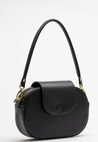 Čierna kožená oválna kabelka s magnetickým uzáverom, akcenty zo zlatistej kovu a jedným horným uchom pre pohodlné nosenie.
