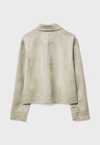 Veste en fausse suède vert clair avec un col, des manches longues et un design court. Présente une texture lisse et aucun élément métallique visible.