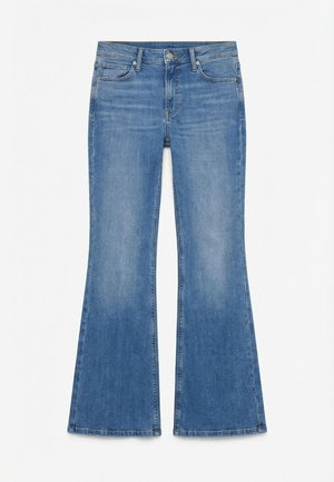 Jean en denim bleu à taille haute avec jambes évasées, doté de poches avant, passants pour ceinture et fermeture par bouton.