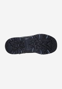 Sort gummisål med dybt mønster for traction, med hævede accenter og mærkenavnet "SKECHERS" præget i midten.