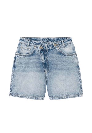Short en jean bleu clair avec lavage délavé, passants de ceinture, fermeture à double bouton et poches avant sur fond blanc.