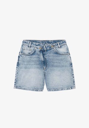 Short en jean bleu clair avec lavage délavé, passants de ceinture, fermeture à double bouton et poches avant sur fond blanc.