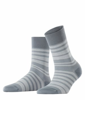 Grau gestreifte Socken aus einem strukturierten Material, das eine Mischung aus einfarbigen und horizontalen Streifenmustern in verschiedenen Grautönen aufweist.