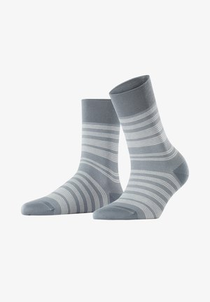 Grau gestreifte Socken aus einem strukturierten Material, das eine Mischung aus einfarbigen und horizontalen Streifenmustern in verschiedenen Grautönen aufweist.