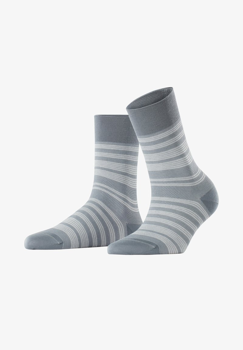 Grau gestreifte Socken aus einem strukturierten Material, das eine Mischung aus einfarbigen und horizontalen Streifenmustern in verschiedenen Grautönen aufweist.