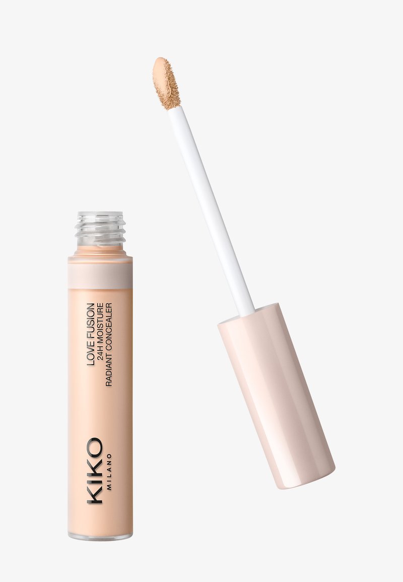Tube de correcteur étiquetée "KIKO Milano Love Fusion 24H Moisture Radiant Concealer" avec applicateur montrant un produit beige.