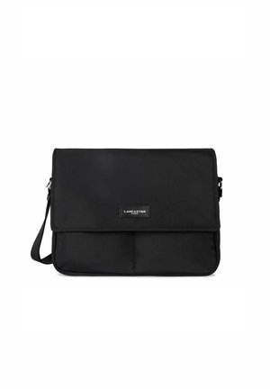 Sac messager en nylon noir avec un rabat et une sangle ajustable ; il possède une plaque logo en métal et deux poches avant pour l'organisation.