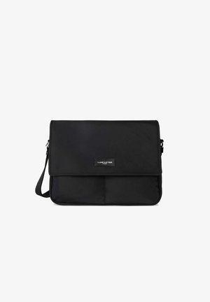 Sac messager en nylon noir avec un rabat et une sangle ajustable ; il possède une plaque logo en métal et deux poches avant pour l'organisation.