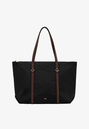 Zwarte draagtas met bruine leren hengsels, met een platte rechthoekige vorm en een voorvak. Goudkleurig logo detail is zichtbaar.