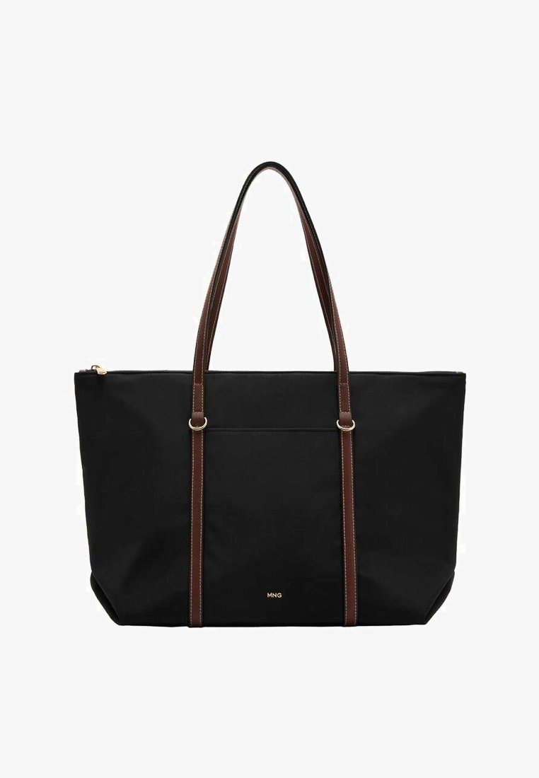 Czarna torba typu tote z brązowymi skórzanymi rączkami, o płaskim prostokątnym kształcie i przednią kieszenią. Widoczny jest złoty detal z logo.
