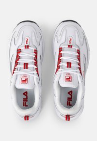 Sneaker bianchi in rete e materiale sintetico con dettagli rossi, lacci rossi, curve grigie e un logo sulla linguetta e sul retro.